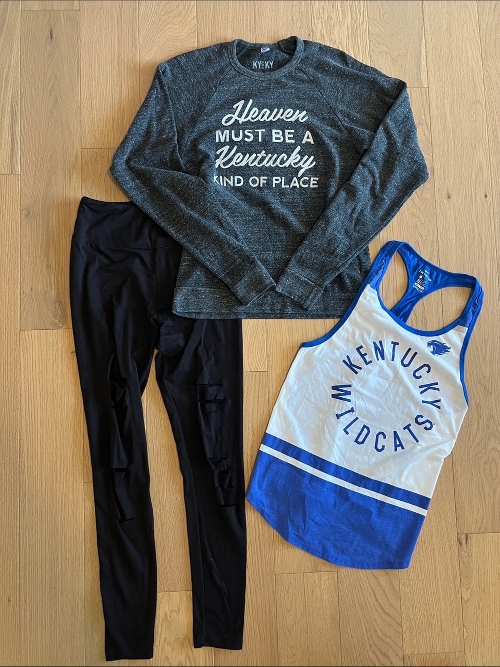Size small Kentucky set. Women’s